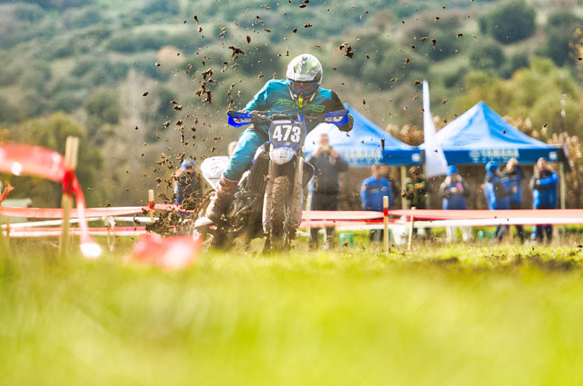 Εντυπωσιακή οδήγηση στην cross ειδική.